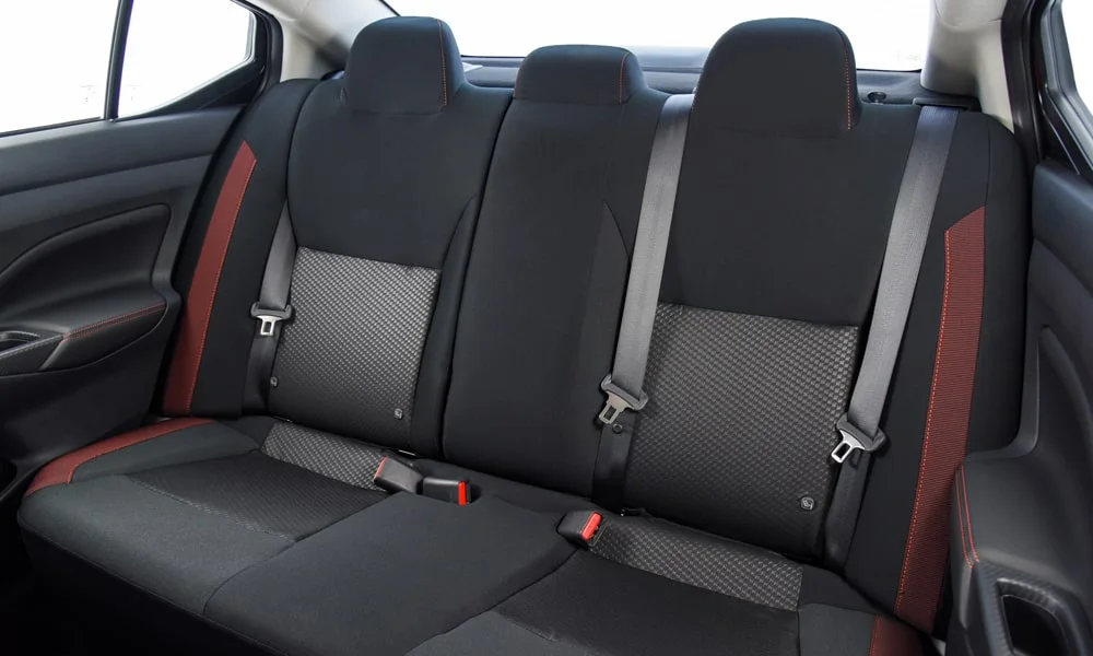 Фото Nissan Versa (2024) — задние сиденья. Посадка второго ряда: подголовники и подлокотник Nissan Versa (2024) — задние сиденья
