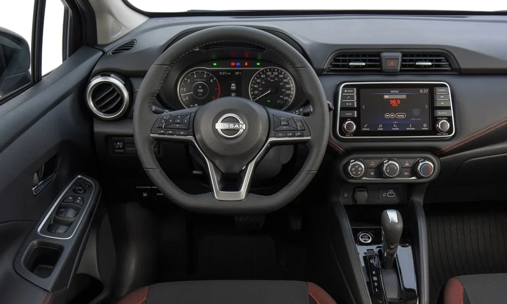 Фото Nissan Versa (2024) — руль. Обшивка обода и компоновка спиц крупным планом. Правильная посадка: руки на «9 и 3», приборы читаются поверх обода Nissan Versa (2024) — руль