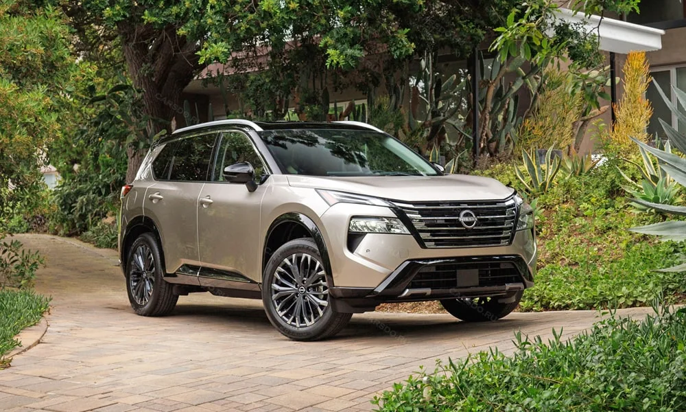 Фото Nissan X-Trail (2024) — вид спереди, фото 6. Анфас: пропорции капота, посадка кузова и графика ходовых огней. Рисунок ходовых огней — подпись модели, по нему её узнают в потоке Nissan X-Trail (2024) — вид спереди, фото 6