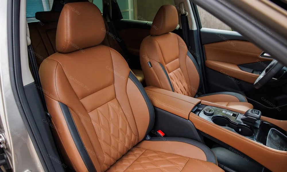 Фото Nissan X-Trail (2024) — передние сиденья. Профиль кресел: боковая поддержка и подголовники Nissan X-Trail (2024) — передние сиденья