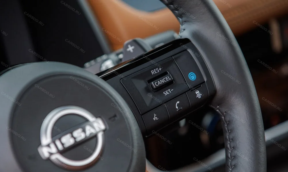 Фото Nissan X-Trail (2024) — руль. Обшивка обода и компоновка спиц крупным планом. Клавиши на спицах управляют медиа, круизом и ассистентами — руки остаются на руле Nissan X-Trail (2024) — руль