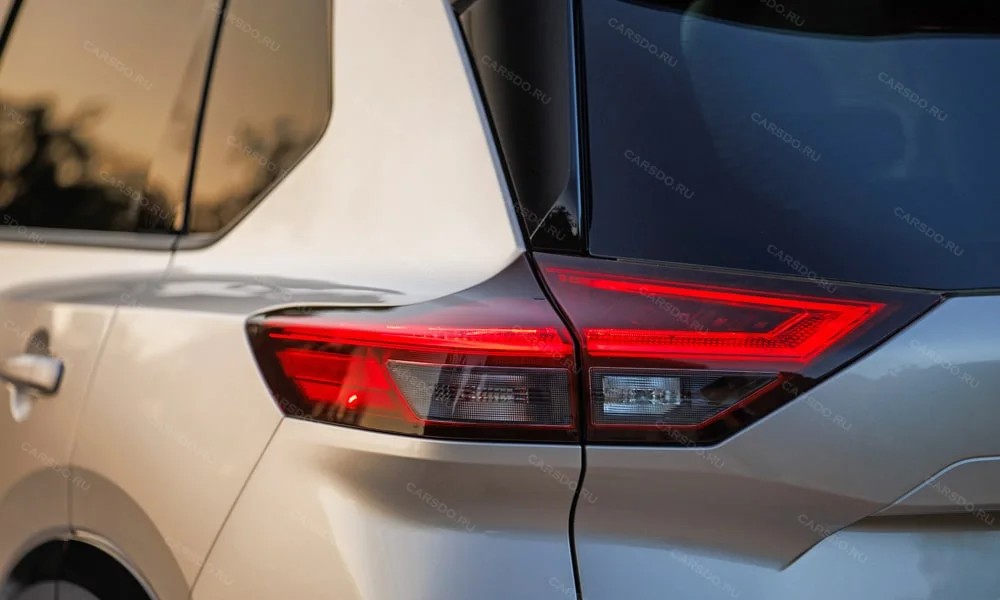 Фото Nissan X-Trail (2024) — задние фонари. Рассеиватель фонаря вблизи: компоновка секций габарита, стопа и поворотника Nissan X-Trail (2024) — задние фонари