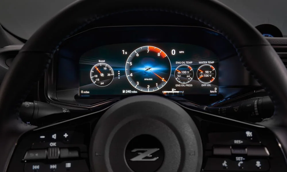 Фото Nissan Z (2024) — приборная панель. Экран приборов за рулём — вся ходовая информация перед глазами Nissan Z (2024) — приборная панель