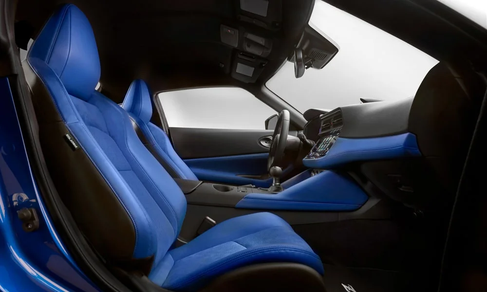 Фото Nissan Z (2024) — интерьер, фото 2. Общий план салона: архитектура панели, консоль и кресла Nissan Z (2024) — интерьер, фото 2