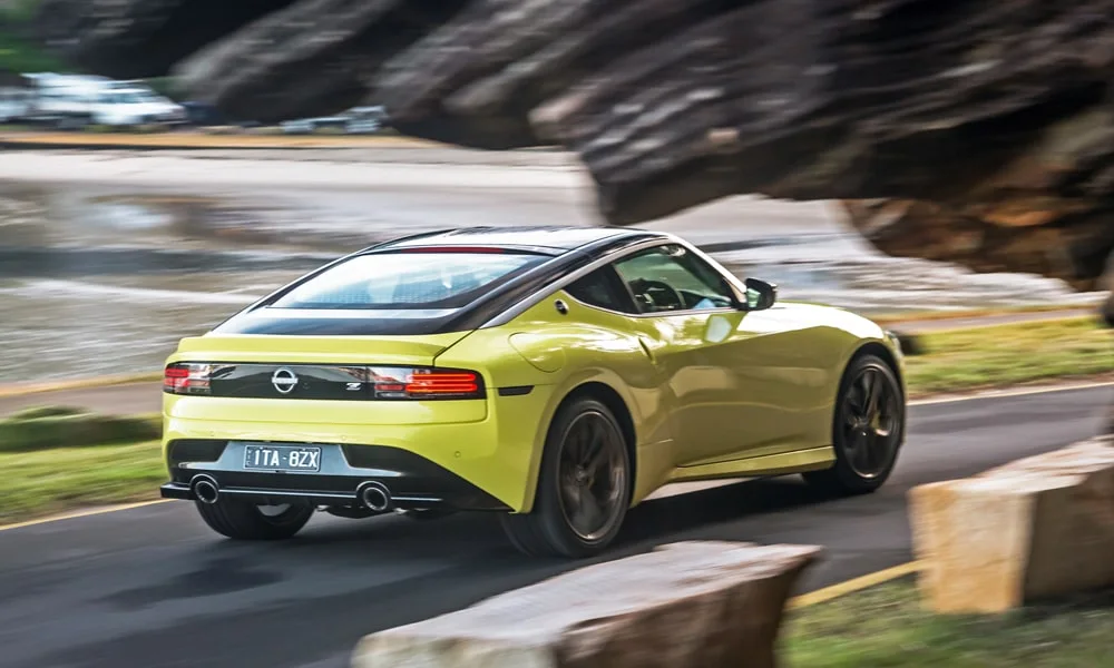 Фото Nissan Z (2024) — вид сзади, фото 3. Графика фонарей, бампер и оформление пятой двери. Насадки выхлопа или их имитация внизу бампера различают версии Nissan Z (2024) — вид сзади, фото 3