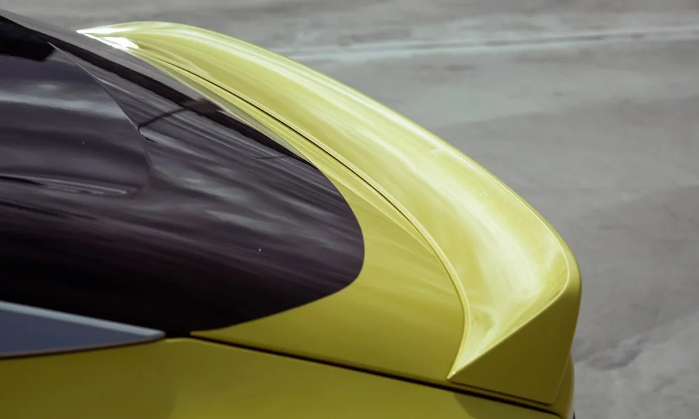 Фото Nissan Z (2024) — крыша. Линия крыши и панорамное остекление с высоты. Панорамное стекло зрительно увеличивает салон; шторка спасает в жару Nissan Z (2024) — крыша