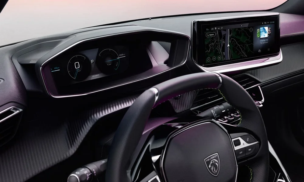 Фото Peugeot 2008 (2024) — приборная панель. Скорость, запас хода и подсказки ассистентов перед глазами. Компоновка приборов настраивается в меню у большинства версий Peugeot 2008 (2024) — приборная панель