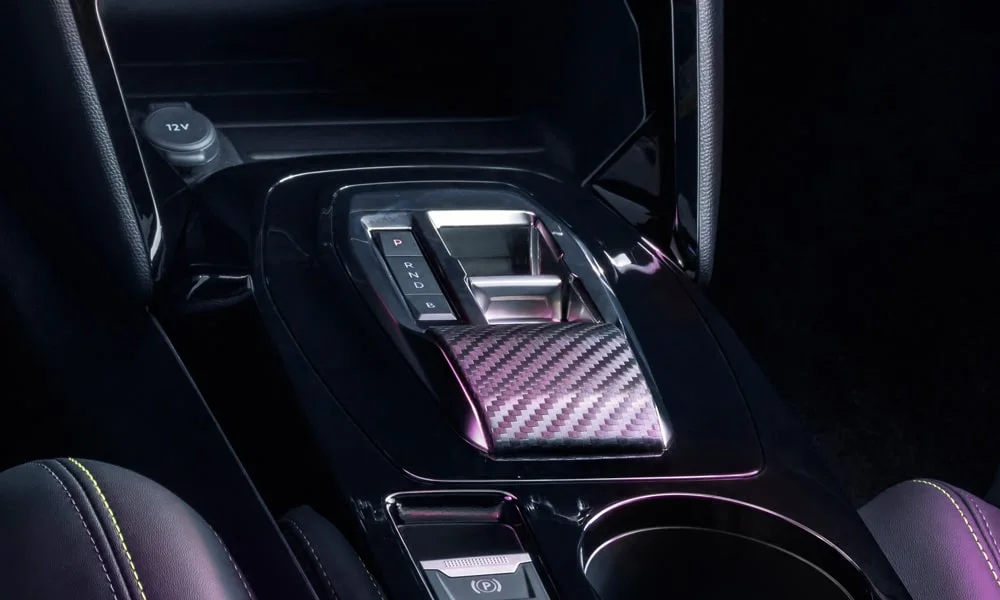 Фото Peugeot 2008 (2024) — селектор коробки передач. Селектор трансмиссии на центральной консоли. Автохолд удерживает машину на светофоре без ноги на тормозе Peugeot 2008 (2024) — селектор коробки передач