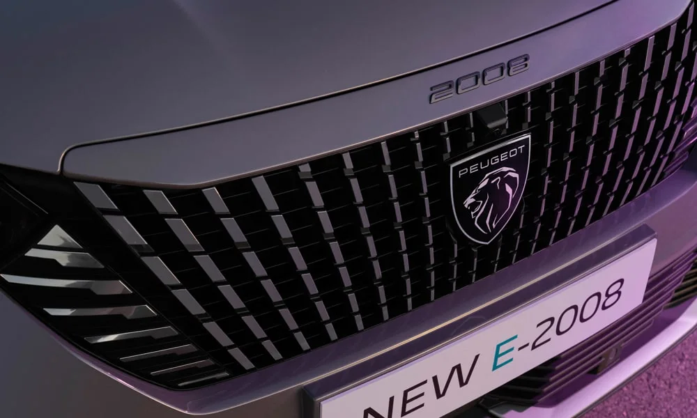 Фото Peugeot 2008 (2024) — решётка радиатора. Рисунок решётки: сетка, ламели или глухая панель у электроверсий Peugeot 2008 (2024) — решётка радиатора