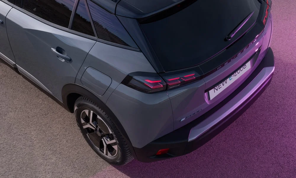 Фото Peugeot 2008 (2024) — крыша. Линия крыши и панорамное остекление с высоты. Рейлинги рассчитаны на поперечины для бокса или велокреплений Peugeot 2008 (2024) — крыша