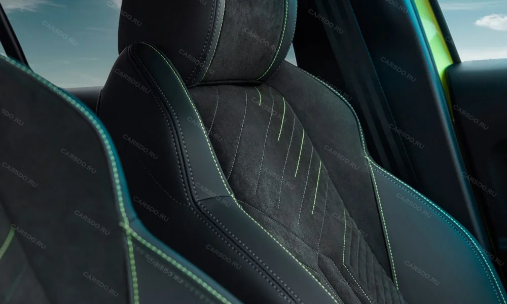 Фото Peugeot 208 — передние сиденья. Водительское и пассажирское кресла: обивка из алькантаре, профиль с боковой поддержкой. Перфорация обивки нужна для вентиляции — функции старших комплектаций Peugeot 208 — передние сиденья