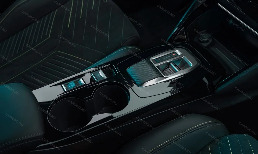 Фото Peugeot 208 — селектор коробки передач. Селектор трансмиссии на центральной консоли. Автохолд удерживает машину на светофоре без ноги на тормозе Peugeot 208 — селектор коробки передач