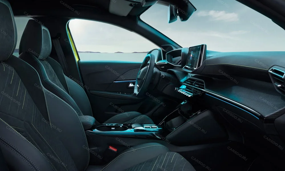 Фото Peugeot 208 — интерьер. Общий план салона: посадка, материалы и организация пространства в тёмно-синей гамме. Уровень отделки читается по стыкам панелей и мягким поверхностям в зонах касания Peugeot 208 — интерьер