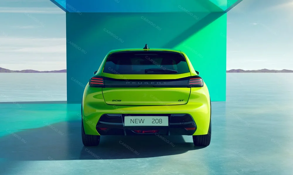 Фото Peugeot 208 — вид сзади, фото 4. Корма в зелёном цвете: графика фонарей и пластика пятой двери. Светодиодная полоса или раздельные секции — задняя оптика стала главным украшением кормы Peugeot 208 — вид сзади, фото 4