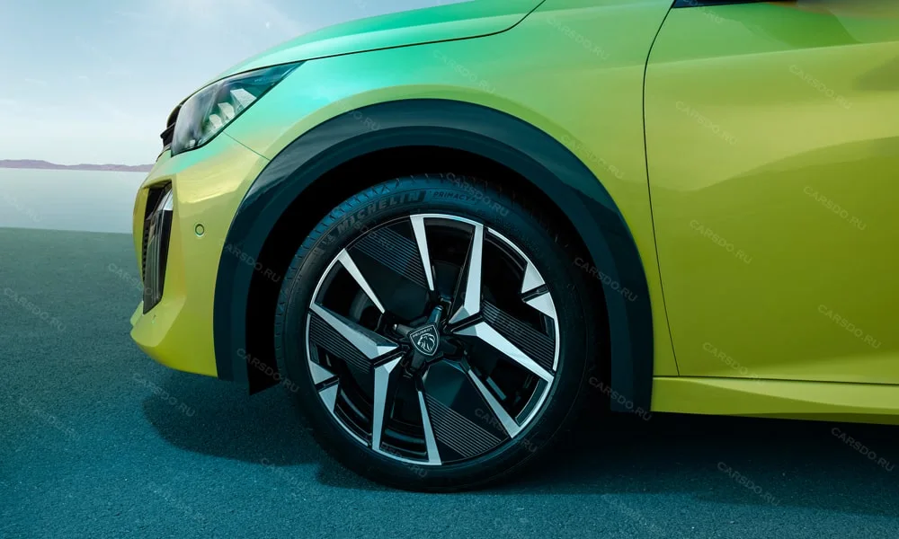 Фото Peugeot 208 — колесо и диск. Пятилучевой диск — классика, лёгкая в мойке и визуально стройная. При подборе зимнего комплекта сохраняйте наружный диаметр колеса Peugeot 208 — колесо и диск