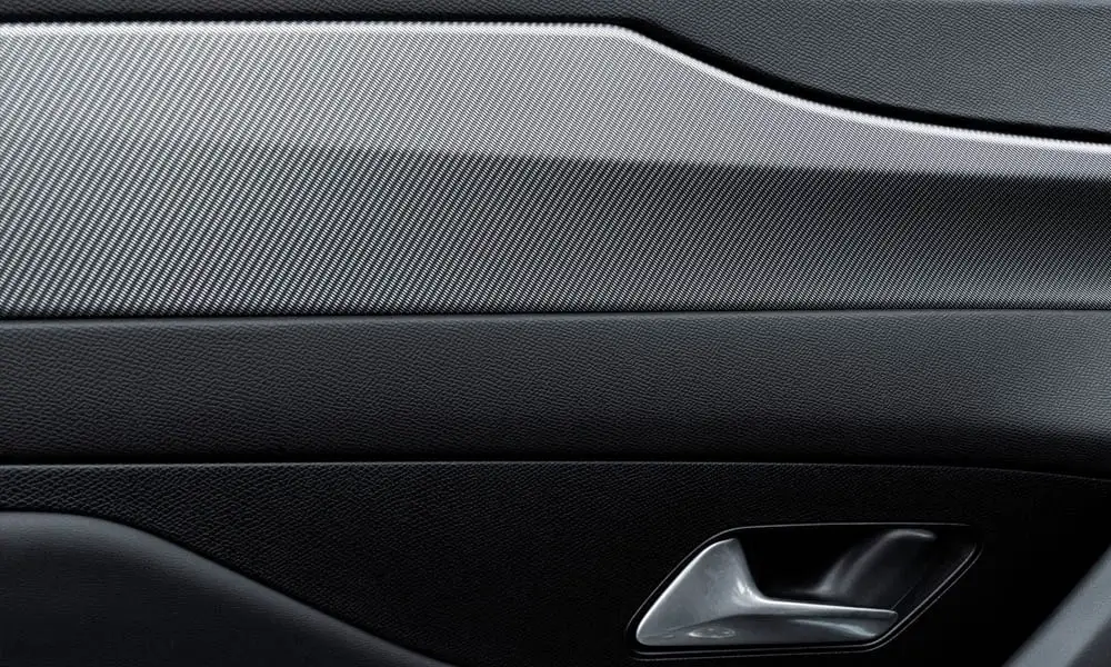 Фото Peugeot 308 — дверная карта. Внутренняя панель двери: сочетание материалов и компоновка управления в тёмной гамме Peugeot 308 — дверная карта