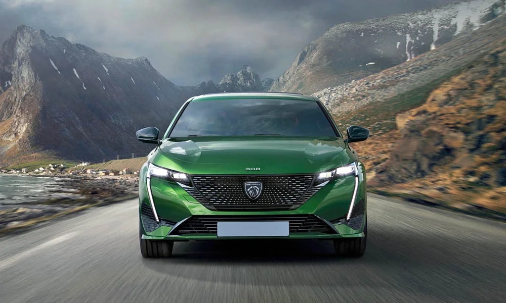 Фото Peugeot 308 — вид спереди, фото 3. Анфас: пропорции капота, посадка кузова и графика ходовых огней. Дневные ходовые огни включаются автоматически с запуском Peugeot 308 — вид спереди, фото 3