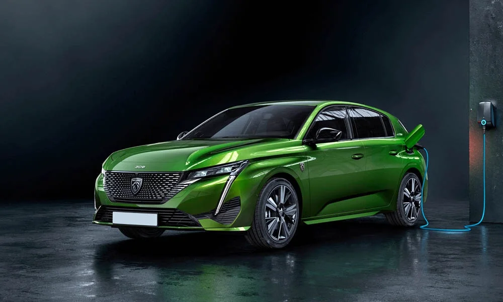Фото Peugeot 308 — вид спереди, фото 6. Кузов в зелёном цвете: рисунок оптики и решётки задаёт узнаваемое «лицо» модели. Дневные ходовые огни включаются автоматически с запуском Peugeot 308 — вид спереди, фото 6