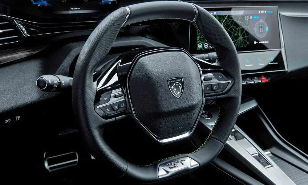 Фото Peugeot 308 — приборная панель. Скорость, запас хода и подсказки ассистентов перед глазами. Запас хода и расход выводятся крупно — главные цифры ежедневных поездок Peugeot 308 — приборная панель