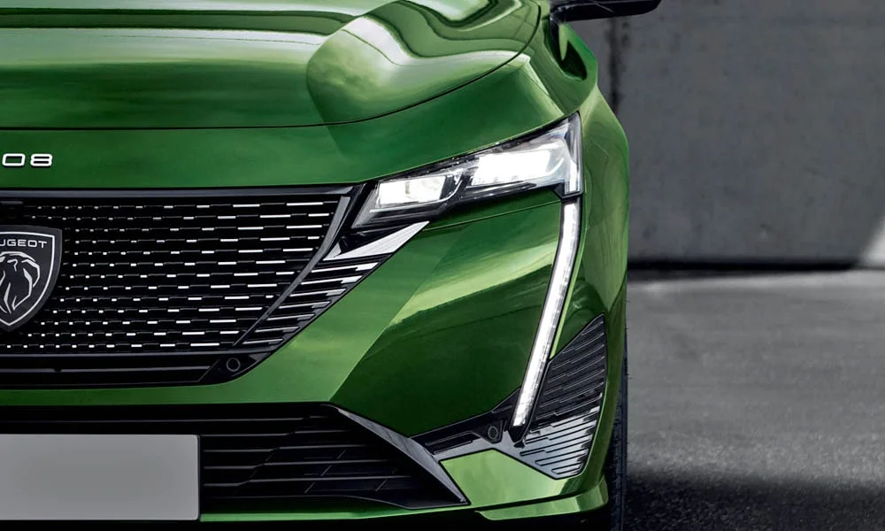 Фото Peugeot 308 — решётка радиатора. Фирменный рисунок облицовки — визитная карточка марки. За решёткой у многих комплектаций стоит радар адаптивного круиз-контроля Peugeot 308 — решётка радиатора