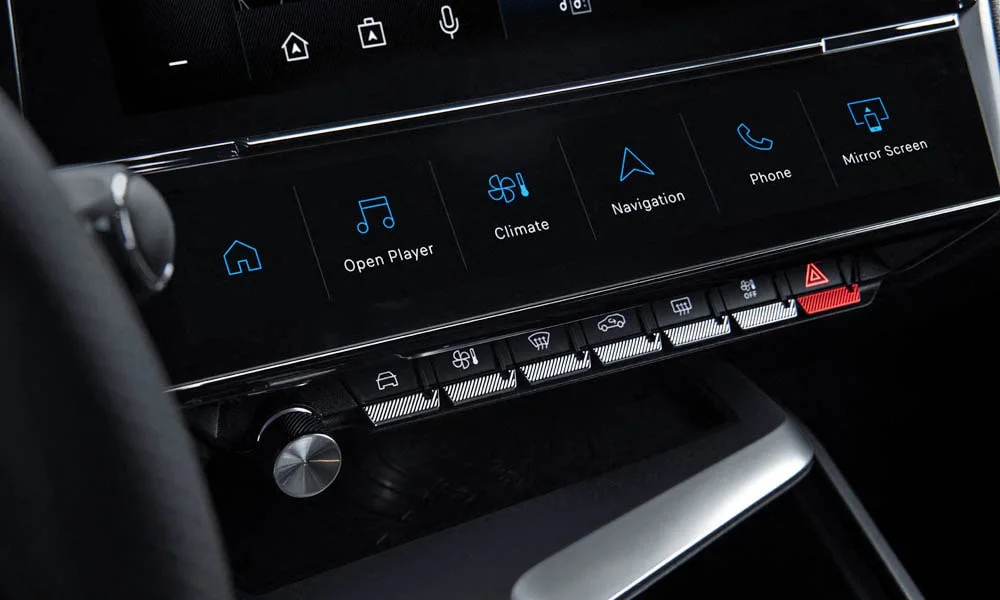 Фото Peugeot 308 — экран мультимедиа. Интерфейс медиасистемы крупным планом Peugeot 308 — экран мультимедиа