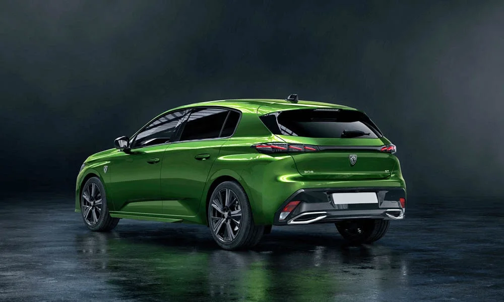 Фото Peugeot 308 — вид сзади, фото 6. Корма в зелёном цвете: графика фонарей и пластика пятой двери Peugeot 308 — вид сзади, фото 6