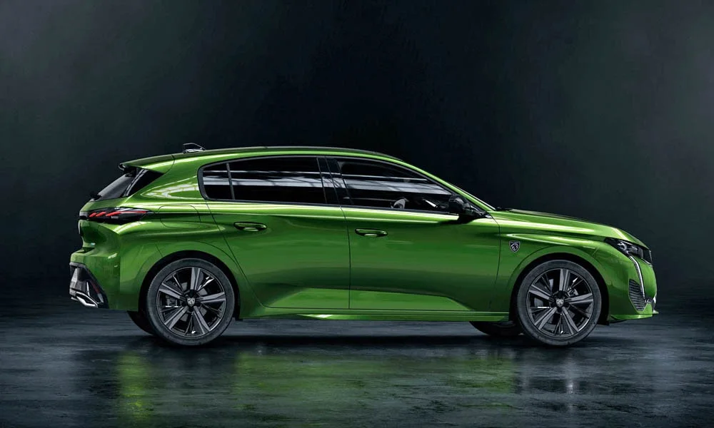 Фото Peugeot 308 — вид сзади, фото 8. Графика фонарей, бампер и оформление пятой двери Peugeot 308 — вид сзади, фото 8