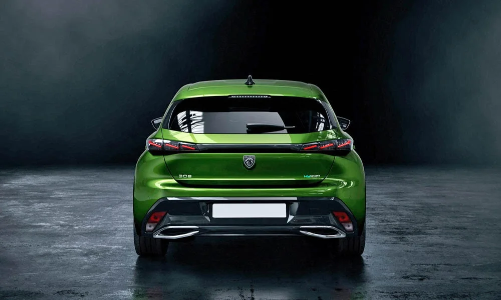 Фото Peugeot 308 — вид сзади, фото 9. Корма в зелёном цвете: графика фонарей и пластика пятой двери. Насадки выхлопа или их имитация внизу бампера различают версии Peugeot 308 — вид сзади, фото 9