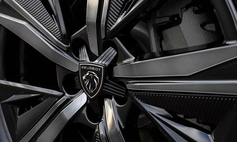 Фото Peugeot 308 — колесо и диск. Дизайн спиц и профиль резины крупным планом. Индекс скорости и нагрузки читается на боковине шины Peugeot 308 — колесо и диск