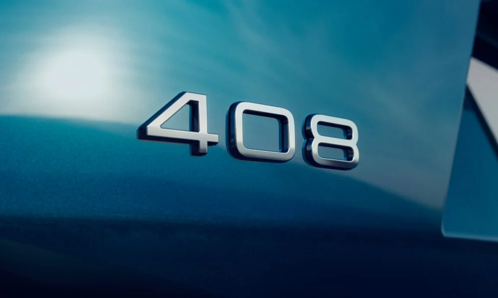 Фото Peugeot 408 (2024) — эмблема. Фирменный шильдик на кузове — знак принадлежности к марке Peugeot 408 (2024) — эмблема
