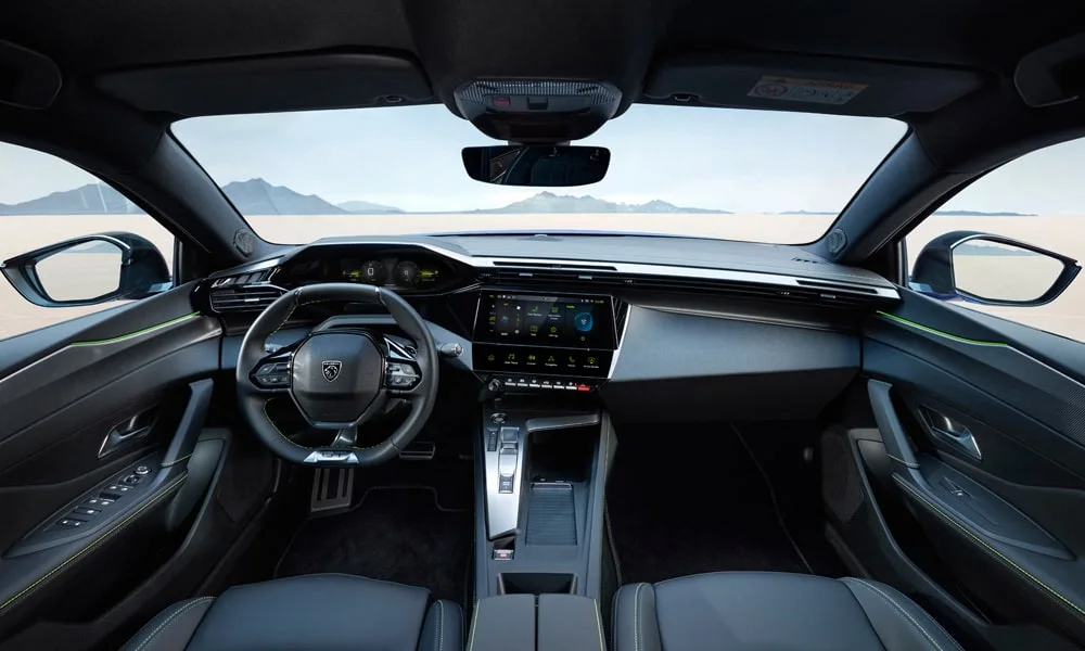 Фото Peugeot 408 (2024) — передняя панель. Компоновка экранов, дефлекторов и консоли. Мягкие материалы верхнего яруса и вставки задают уровень интерьера Peugeot 408 (2024) — передняя панель