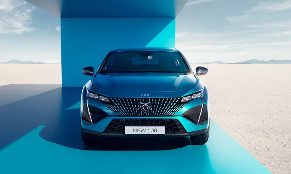 Фото Peugeot 408 (2024) — вид спереди, фото 4. Оптика, решётка и бампер — первое впечатление о модели. Рисунок ходовых огней — подпись модели, по нему её узнают в потоке Peugeot 408 (2024) — вид спереди, фото 4