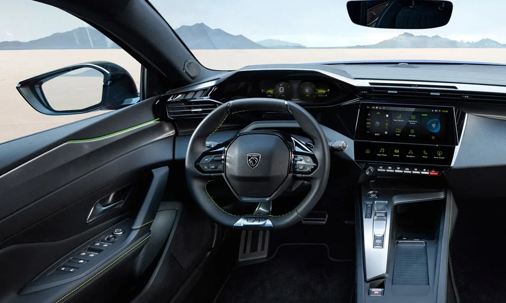 Фото Peugeot 408 (2024) — приборная панель. Скорость, запас хода и подсказки ассистентов перед глазами. Запас хода и расход выводятся крупно — главные цифры ежедневных поездок Peugeot 408 (2024) — приборная панель