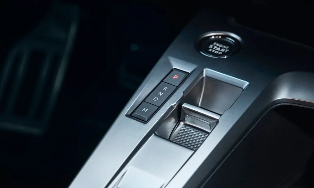 Фото Peugeot 408 (2024) — селектор коробки передач. Управление коробкой: компактный селектор освобождает место на тоннеле Peugeot 408 (2024) — селектор коробки передач