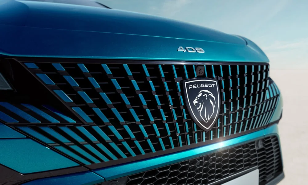 Фото Peugeot 408 (2024) — решётка радиатора. Рисунок решётки: сетка, ламели или глухая панель у электроверсий. За решёткой у многих комплектаций стоит радар адаптивного круиз-контроля Peugeot 408 (2024) — решётка радиатора