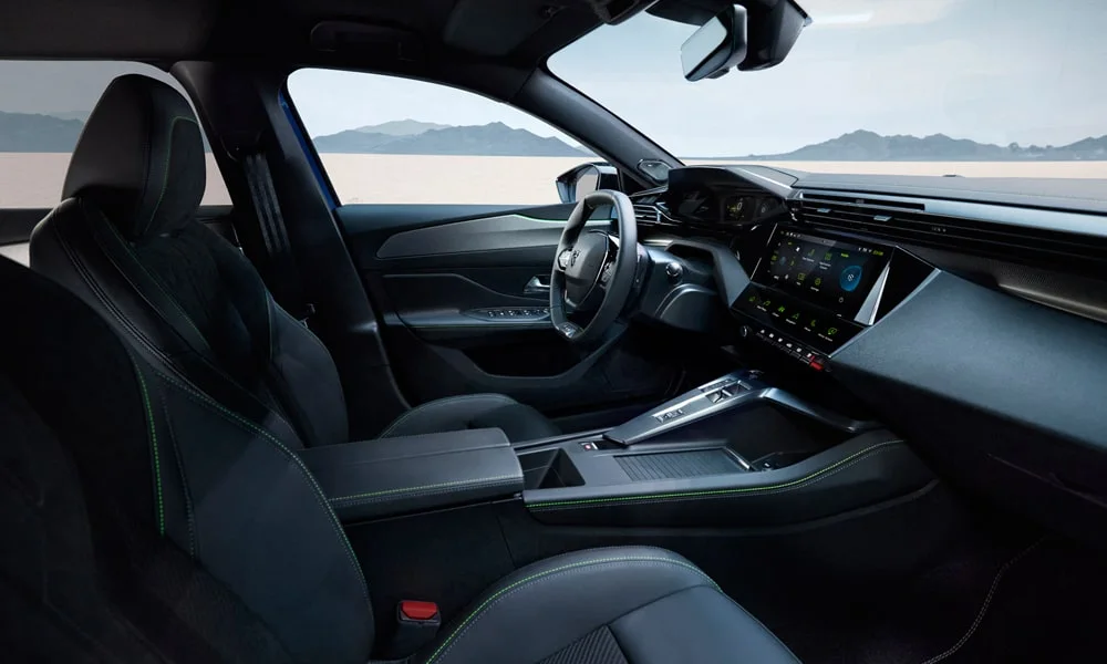 Фото Peugeot 408 (2024) — интерьер. Общий план салона: архитектура панели, консоль и кресла. Уровень отделки читается по стыкам панелей и мягким поверхностям в зонах касания Peugeot 408 (2024) — интерьер