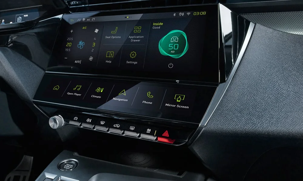 Фото Peugeot 408 (2024) — экран мультимедиа. Интерфейс медиасистемы крупным планом Peugeot 408 (2024) — экран мультимедиа
