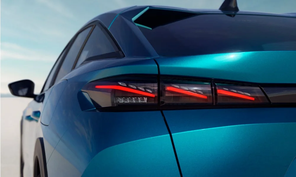 Фото Peugeot 408 (2024) — вид сзади, фото 2. Линия крыши, стойки и задняя дверь в синем исполнении. Насадки выхлопа или их имитация внизу бампера различают версии Peugeot 408 (2024) — вид сзади, фото 2