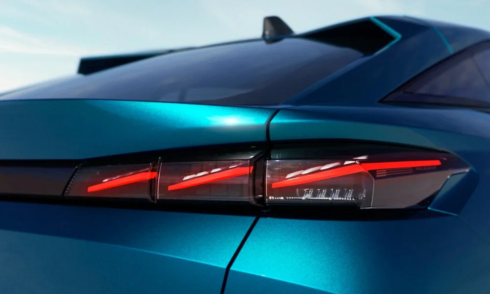 Фото Peugeot 408 (2024) — вид сзади, фото 4. Синий кузов сзади — фонари и бампер определяют ночной образ модели. Насадки выхлопа или их имитация внизу бампера различают версии Peugeot 408 (2024) — вид сзади, фото 4