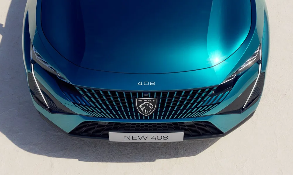 Фото Peugeot 408 (2024) — крыша. Крыша сверху: остекление, рейлинги и антенна-плавник. Панорамное стекло зрительно увеличивает салон; шторка спасает в жару Peugeot 408 (2024) — крыша