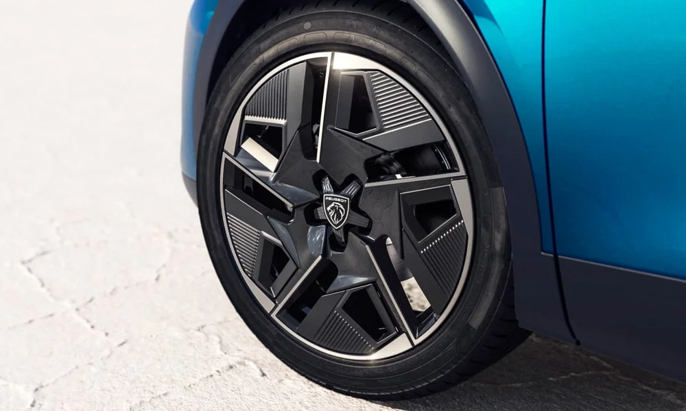 Фото Peugeot 408 (2024) — колесо и диск. Дизайн спиц и профиль резины крупным планом. Индекс скорости и нагрузки читается на боковине шины Peugeot 408 (2024) — колесо и диск