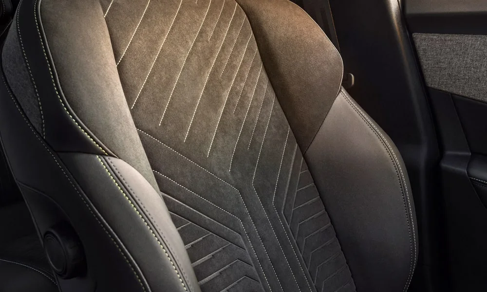 Фото Peugeot 5008 (2024) — передние сиденья. Водительское и пассажирское кресла: обивка из алькантаре, профиль с боковой поддержкой. Выраженная боковая поддержка держит в поворотах Peugeot 5008 (2024) — передние сиденья