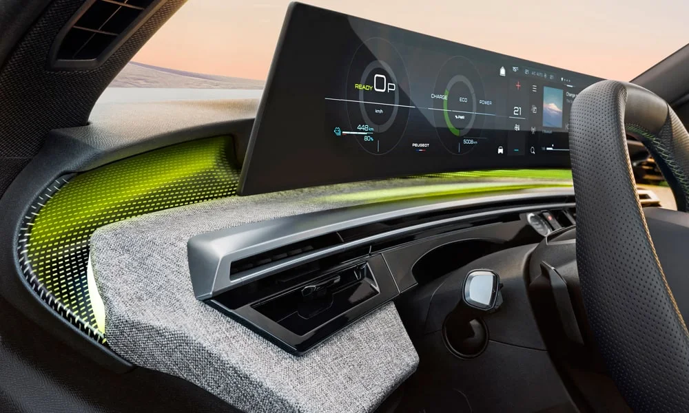 Фото Peugeot 5008 (2024) — приборная панель. Скорость, запас хода и подсказки ассистентов перед глазами. Компоновка приборов настраивается в меню у большинства версий Peugeot 5008 (2024) — приборная панель