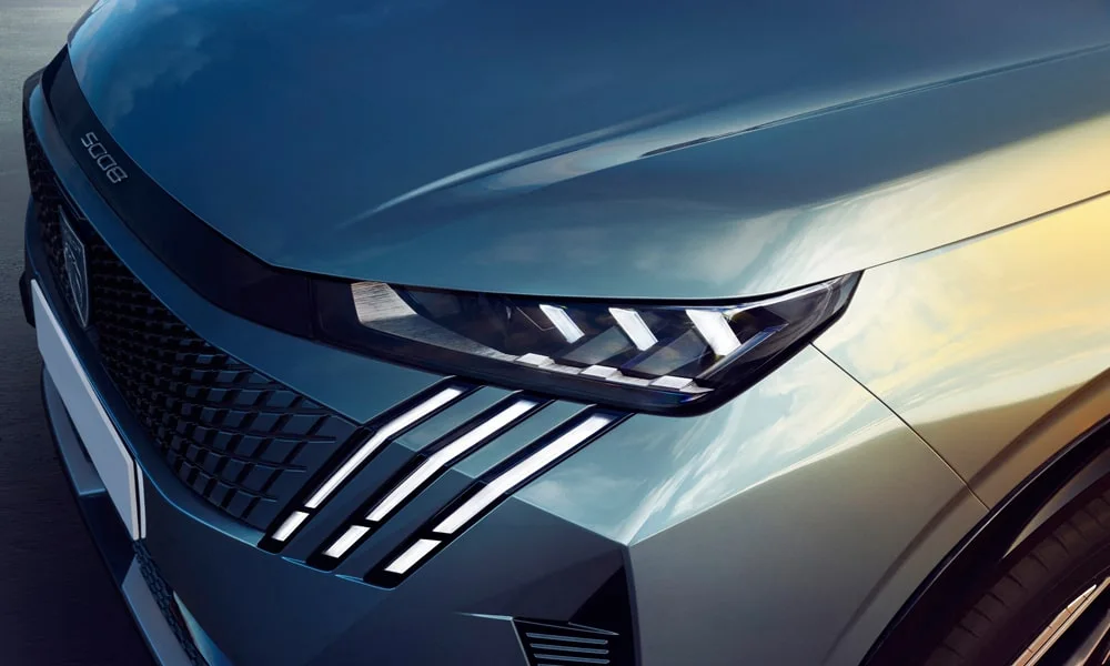 Фото Peugeot 5008 (2024) — решётка радиатора. Фирменный рисунок облицовки — визитная карточка марки Peugeot 5008 (2024) — решётка радиатора