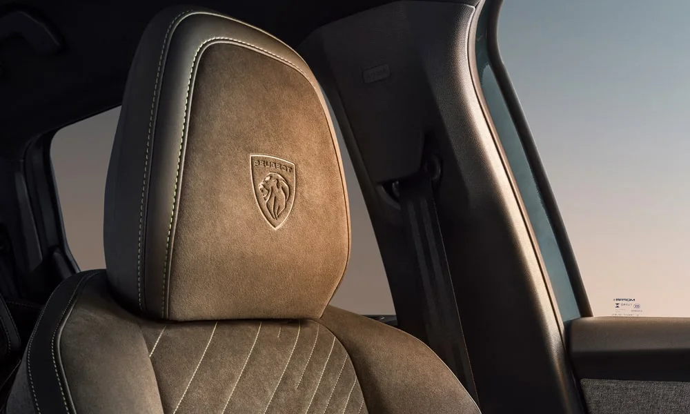 Фото Peugeot 5008 (2024) — интерьер, фото 2. Общий план салона: архитектура панели, консоль и кресла Peugeot 5008 (2024) — интерьер, фото 2