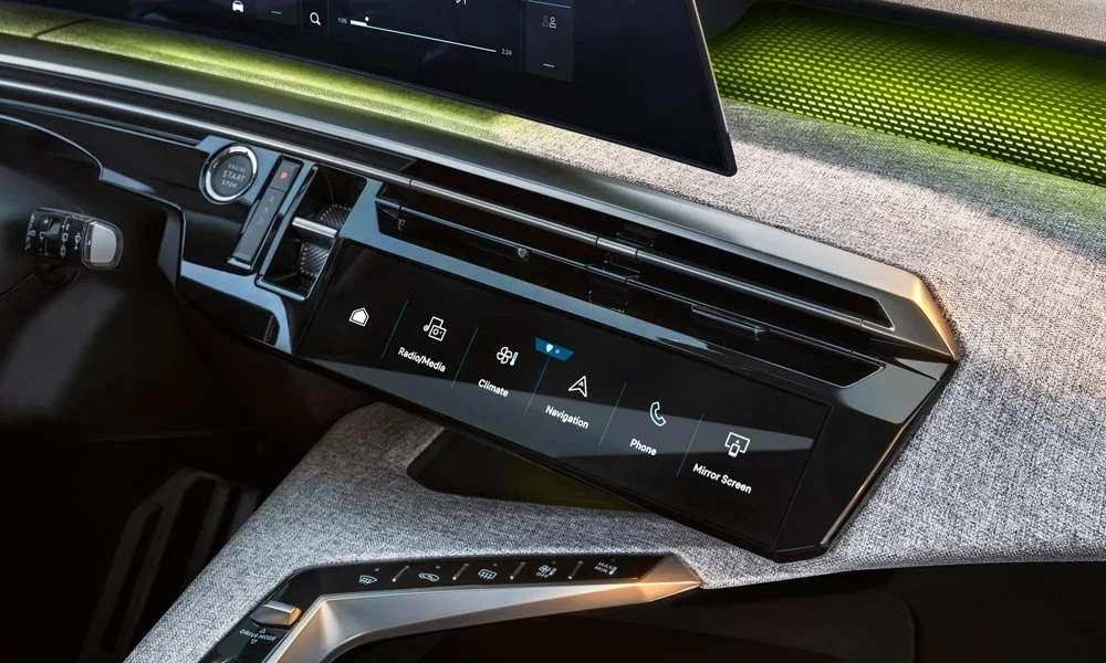 Фото Peugeot 5008 (2024) — экран мультимедиа. Сдвоенный экран во всю ширину передней панели. Поддержка смартфонов и обновления «по воздуху» — ключевые вопросы к медиасистеме; наличие русификации уточняйте у дилера Peugeot 5008 (2024) — экран мультимедиа