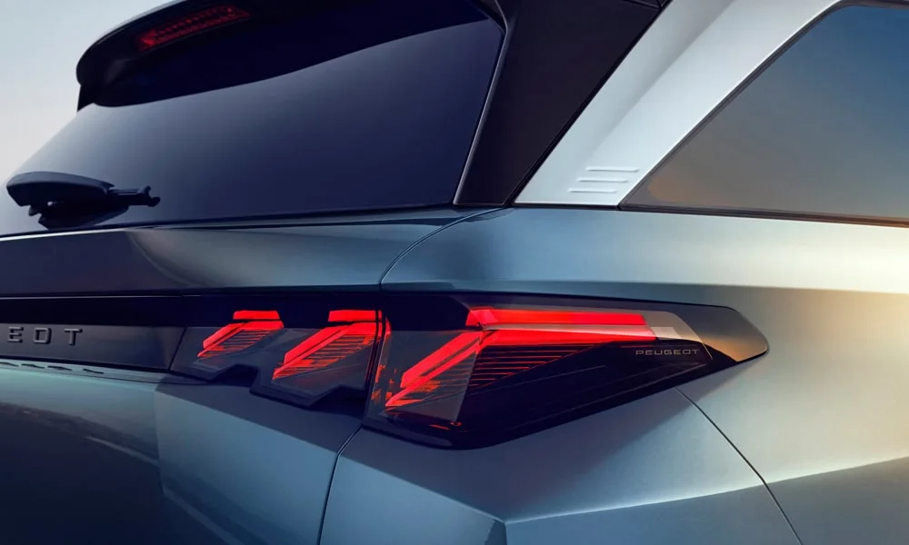 Фото Peugeot 5008 (2024) — вид сзади, фото 4. Серый кузов сзади — фонари и бампер определяют ночной образ модели. Светодиодная полоса или раздельные секции — задняя оптика стала главным украшением кормы Peugeot 5008 (2024) — вид сзади, фото 4