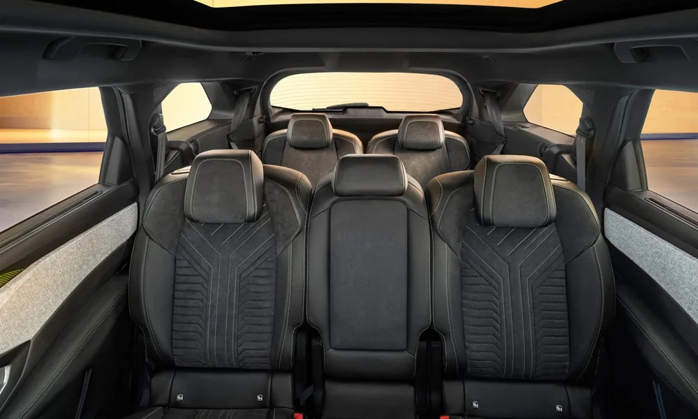 Фото Peugeot 5008 (2024) — задние сиденья. Посадка второго ряда: подголовники и подлокотник. Спинки складываются под длинные грузы у большинства версий Peugeot 5008 (2024) — задние сиденья