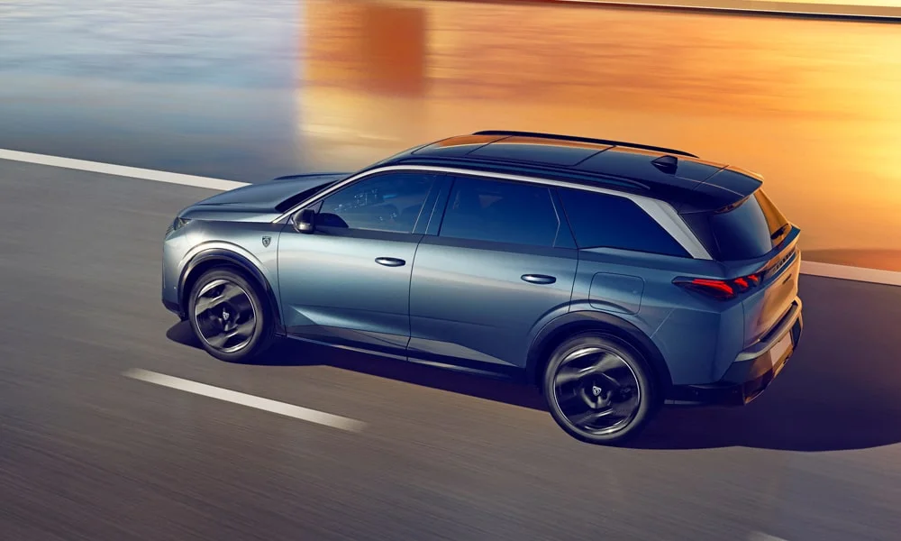 Фото Peugeot 5008 (2024) — крыша, фото 3. Линия крыши и панорамное остекление с высоты. Рейлинги рассчитаны на поперечины для бокса или велокреплений Peugeot 5008 (2024) — крыша, фото 3