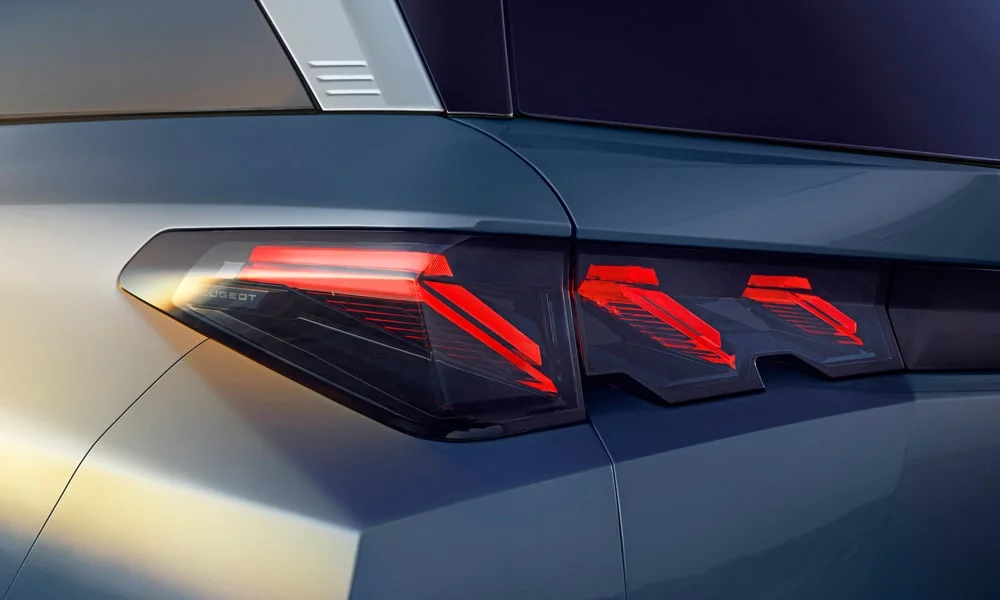 Фото Peugeot 5008 (2024) — задние фонари. Рассеиватель фонаря вблизи: компоновка секций габарита, стопа и поворотника Peugeot 5008 (2024) — задние фонари